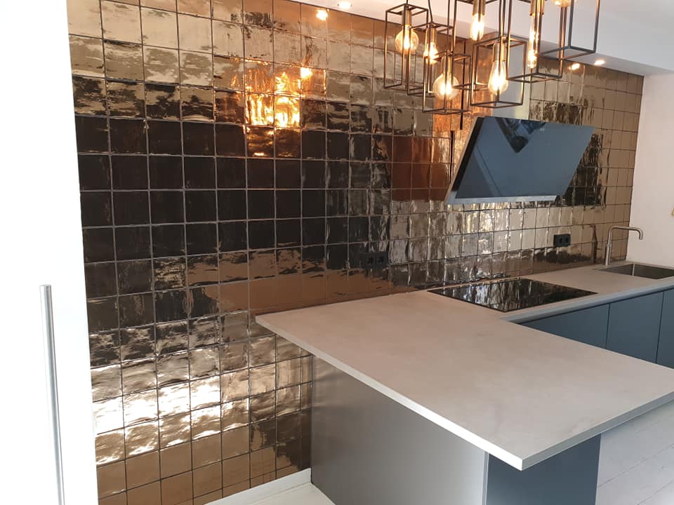 Keuken met glanzende tegelwand en kookeiland