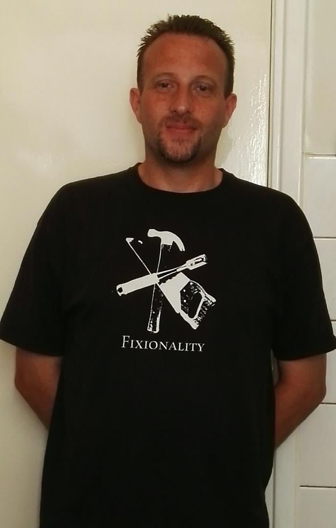 Alexander van Fixionality in een zwart Fixionality-shirt